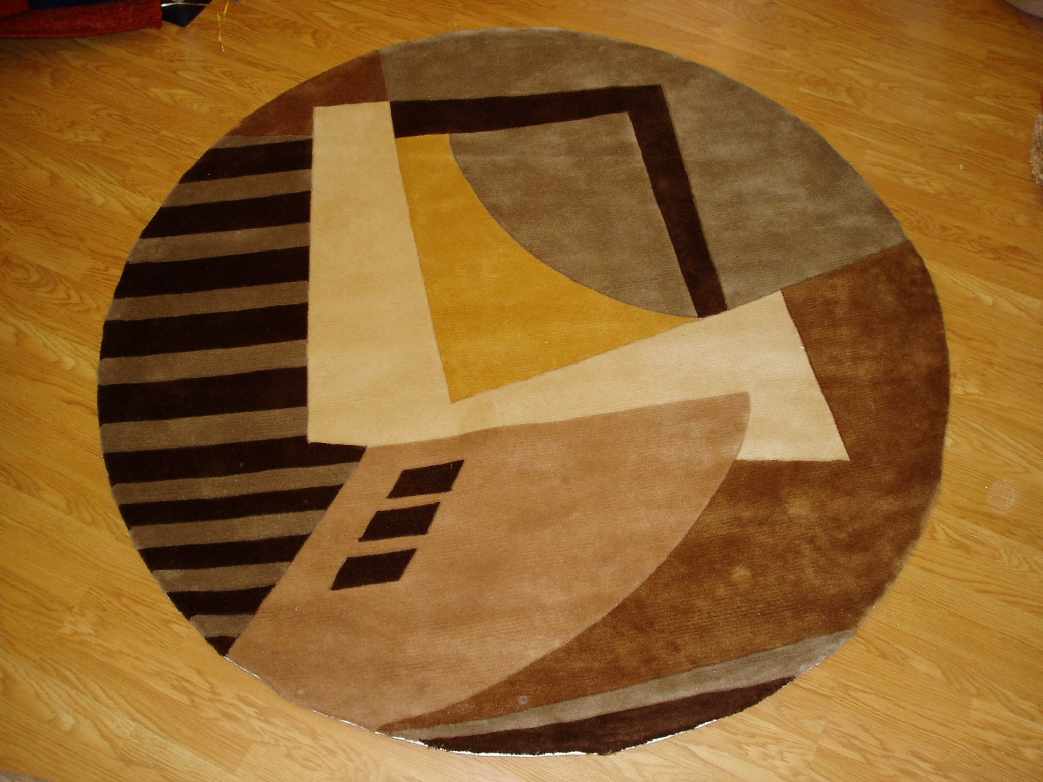 Rugs modern decor living stilin robert layered rug deco interiors area trending stopping layering space tips elle hampton east geometric Round Art Deco Rug - Uniquely Modern Rugs